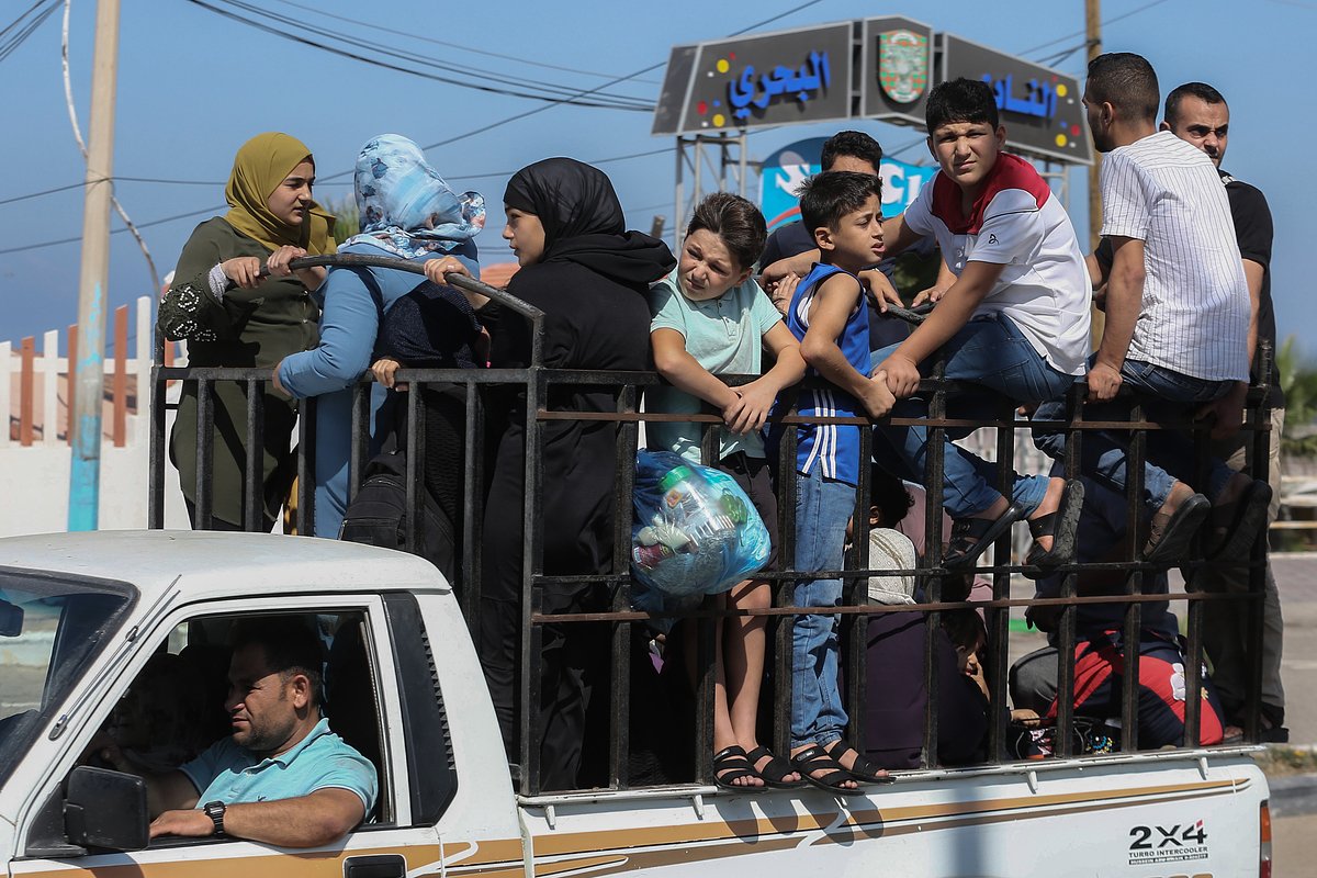 Палестинцы бегут в более безопасные районы после авиаударов Израиля, сектор Газа, 13 октября 2023 года