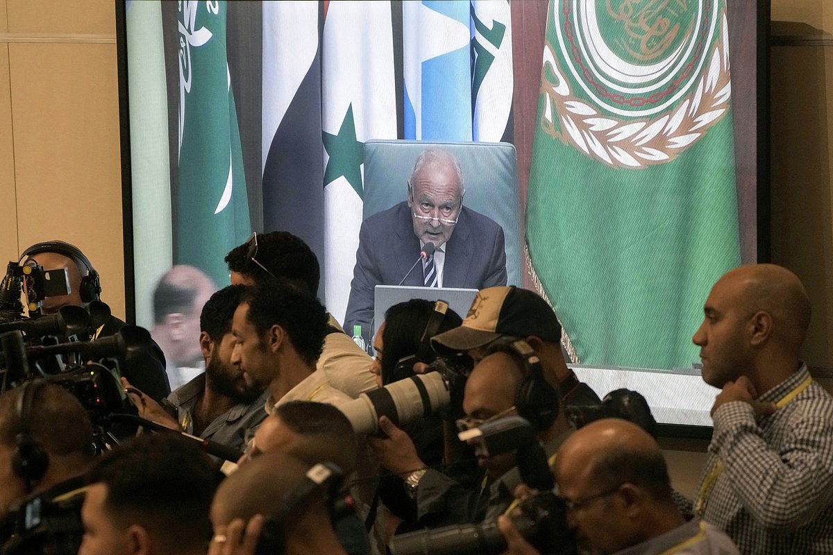 Генеральный секретарь Лиги арабских государств Ахмед Абул Гейт выступает на во время внеочередной встречи министров иностранных дел арабских стран в штаб-квартире в Каире, Египет, 11 октября 2023 года