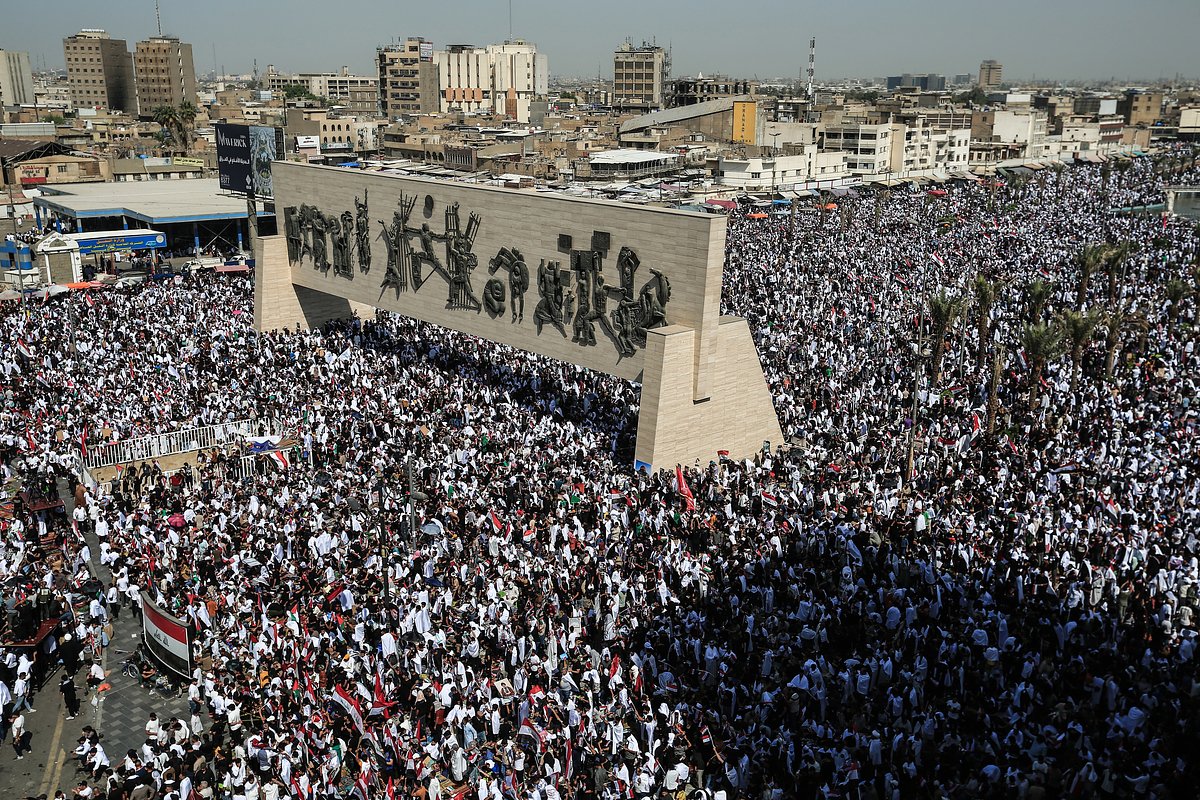Тысячи последователей лидера иракской шиитской полувоенной организации «Армия Махди» Муктады ас-Садра во время митинга на площади Тахрир в знак поддержки палестинцев, 13 октября 2023 года, Багдад, Ирак