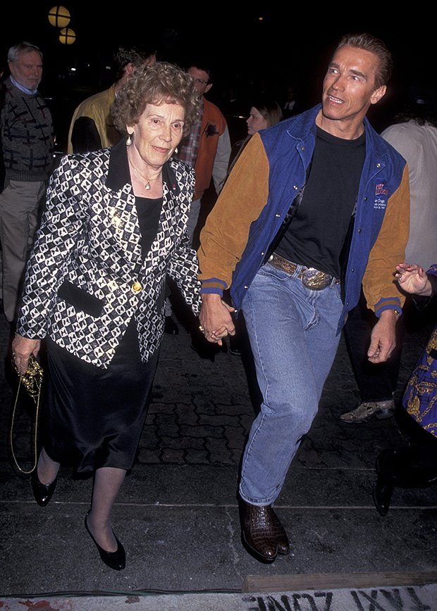 Арнольд Шварценеггер с матерью, 1995 год