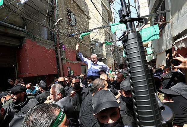 Главного лидера ХАМАС Исмаила Ханию несут во время его визита в лагерь палестинских беженцев Айн-эль-Хильве в Сайде, Ливан, 6 сентября 2020 года
