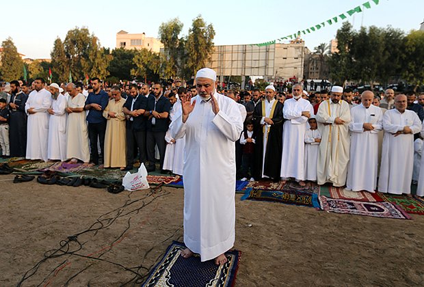 Исмаил Хания на молитве в первый день праздника Курбан-байрам в городе Газа, 21 августа 2018 года