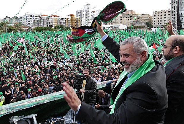 Исмаил Хания приветствует присутствующих на демонстрации, посвященной 25-летию основания ХАМАС, Газа, 8 декабря 2012 года