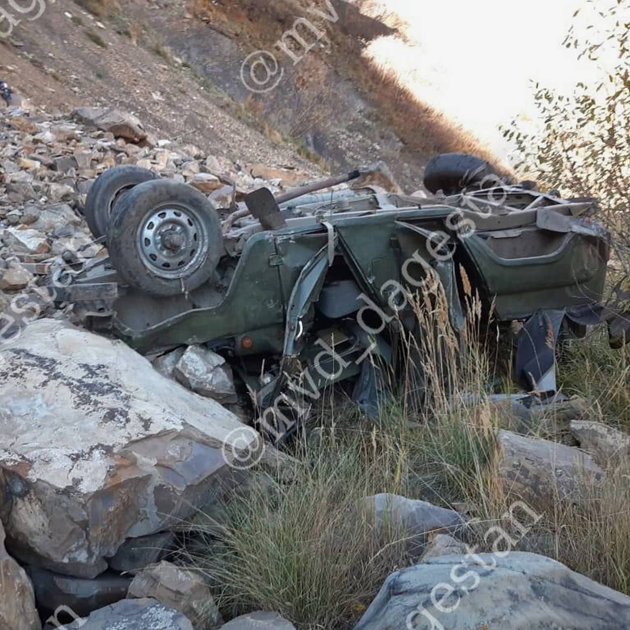 Стоявший на ручнике автомобиль с пассажирами рухнул с обрыва в Дагестане:  Происшествия: Россия: Lenta.ru