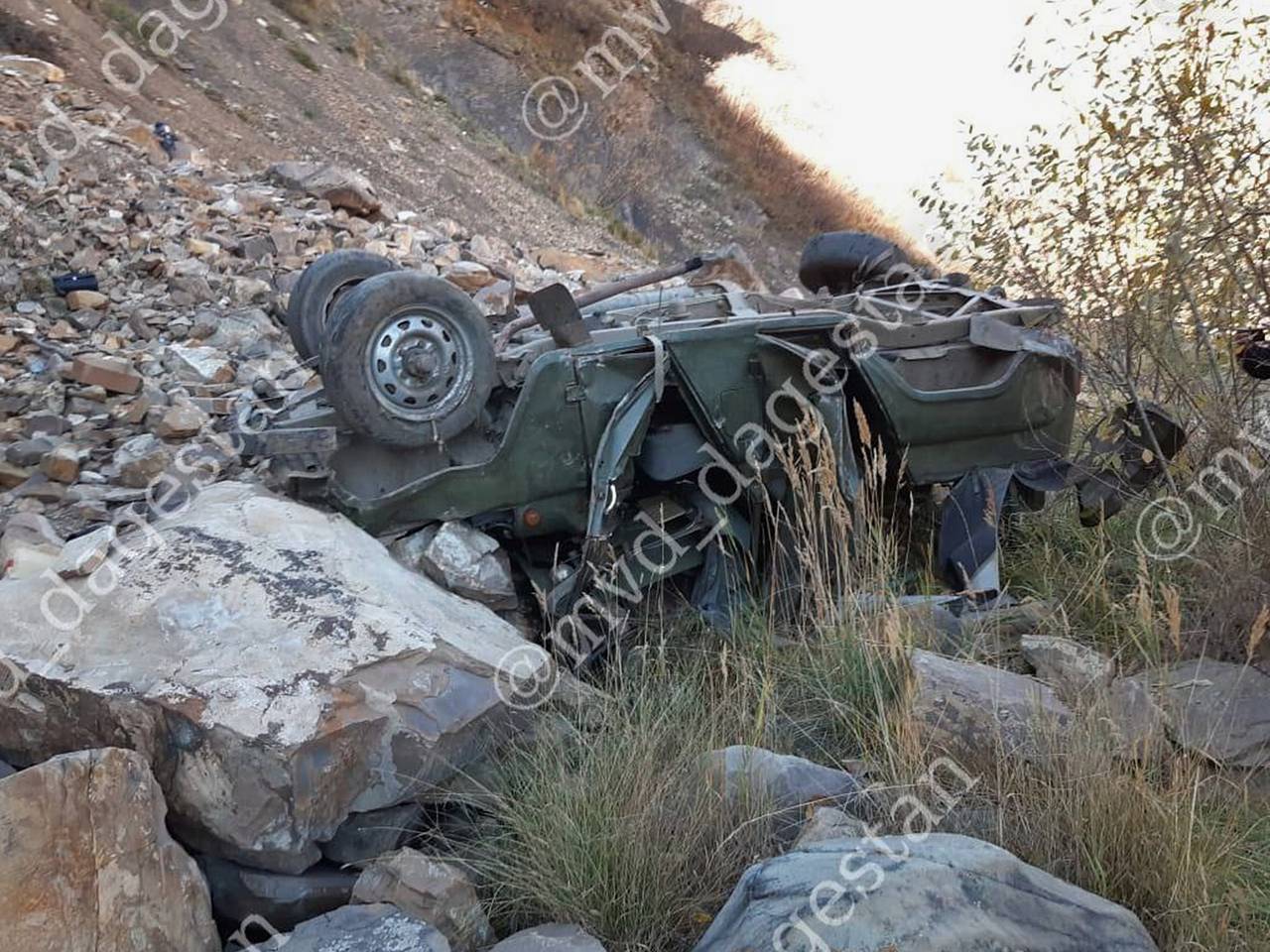 Стоявший на ручнике автомобиль с пассажирами рухнул с обрыва в Дагестане:  Происшествия: Россия: Lenta.ru