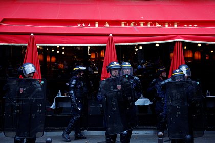 Во Франции ввели режим террористической угрозы после атаки на лицей