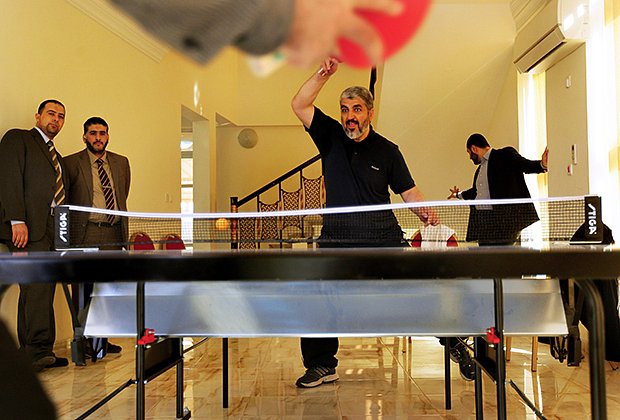 Один из лидеров ХАМАС Халед Машаль играет в настольный теннис с другом в частном спортзале, Доха, 5 февраля 2013 года