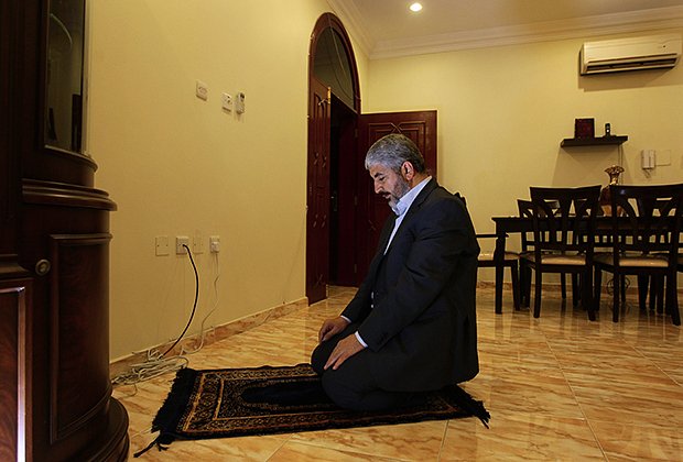 Халед Машаль во время молитвы