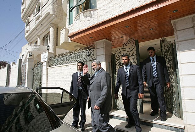 Исмаил Хания, назначенный премьер-министром Палестины, покидает свой офис в Газе, 26 марта 2006 года 