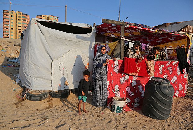 Палестинка продает кофе на улице Газы, она живет в палатке с мужем и тремя детьми. 2018 год