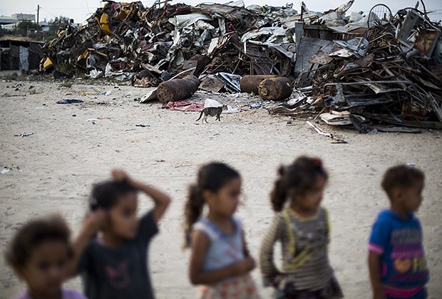 Дети играют на фоне развалин и мусора в Газе, 2018 год