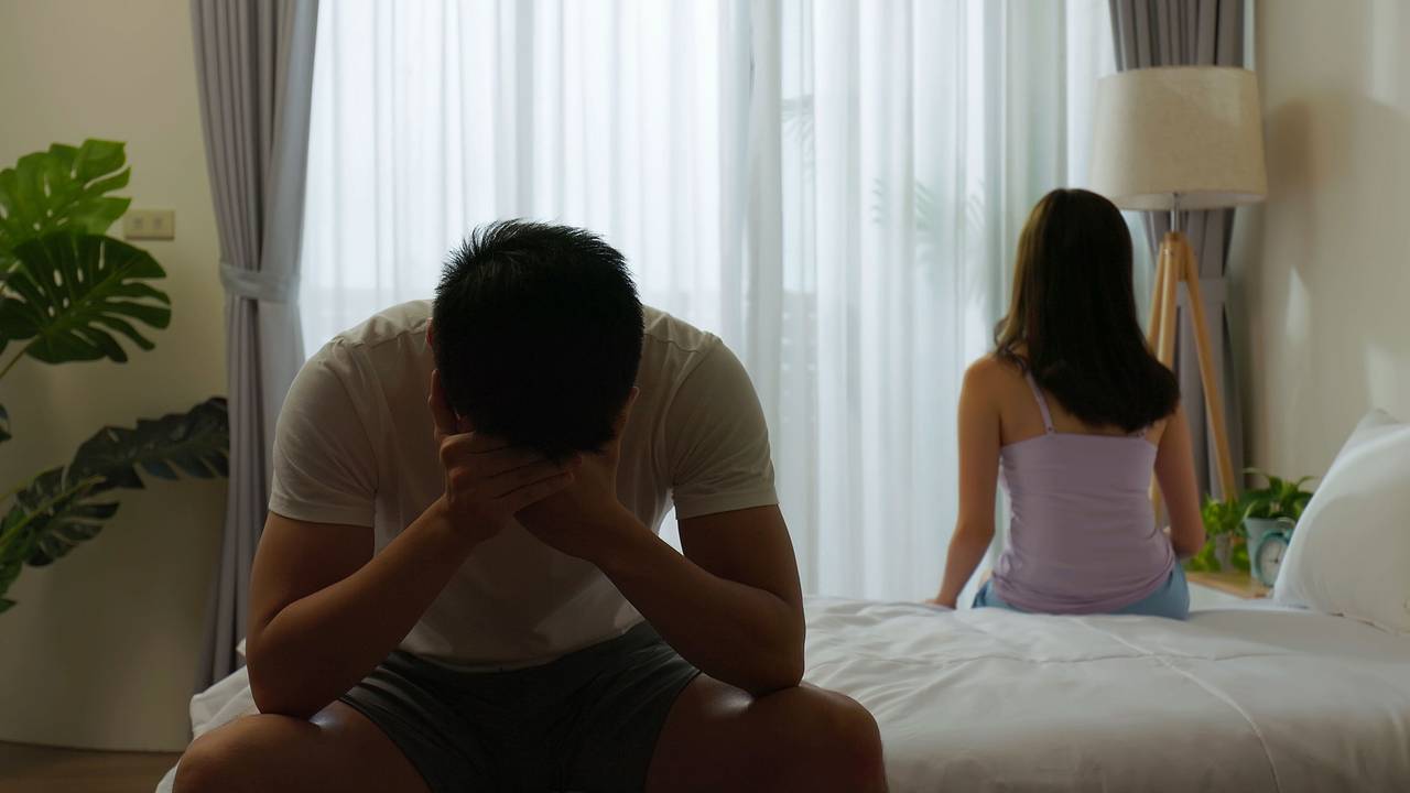 Что делать, если муж хочет секса втроем?