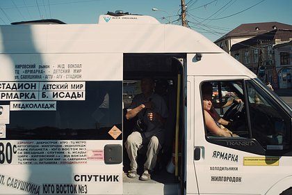 В российском городе маршрутка врезалась в жилой дом