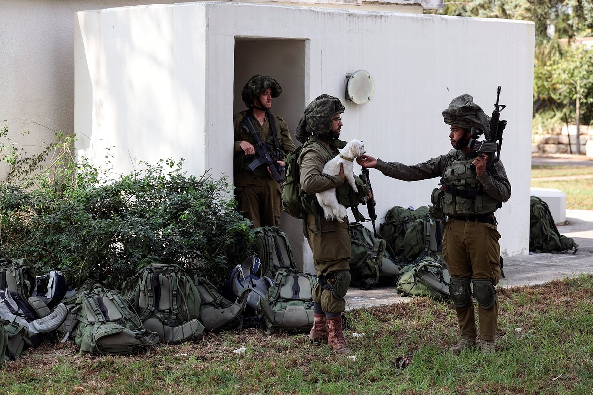 Израильские солдаты со спасенной собакой