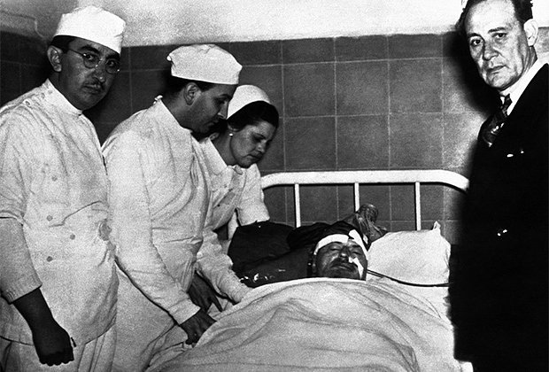 Лев Троцкий в больнице Мехико (Мексика) после покушения