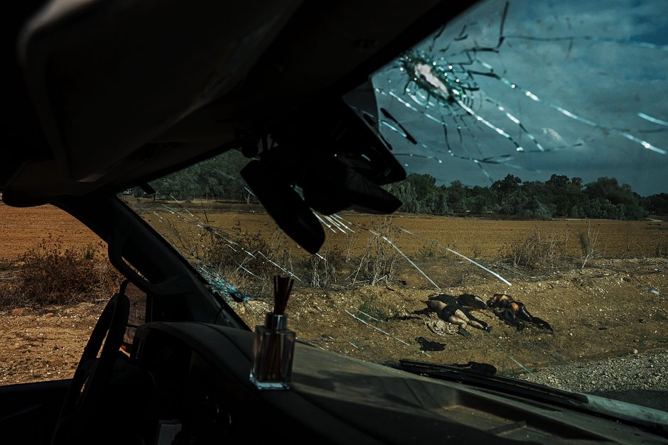 Тела боевиков ХАМАС на обочине дороги после боев с ЦАХАЛ неподалеку от Реима, Израиль, 10 октября 2023 года