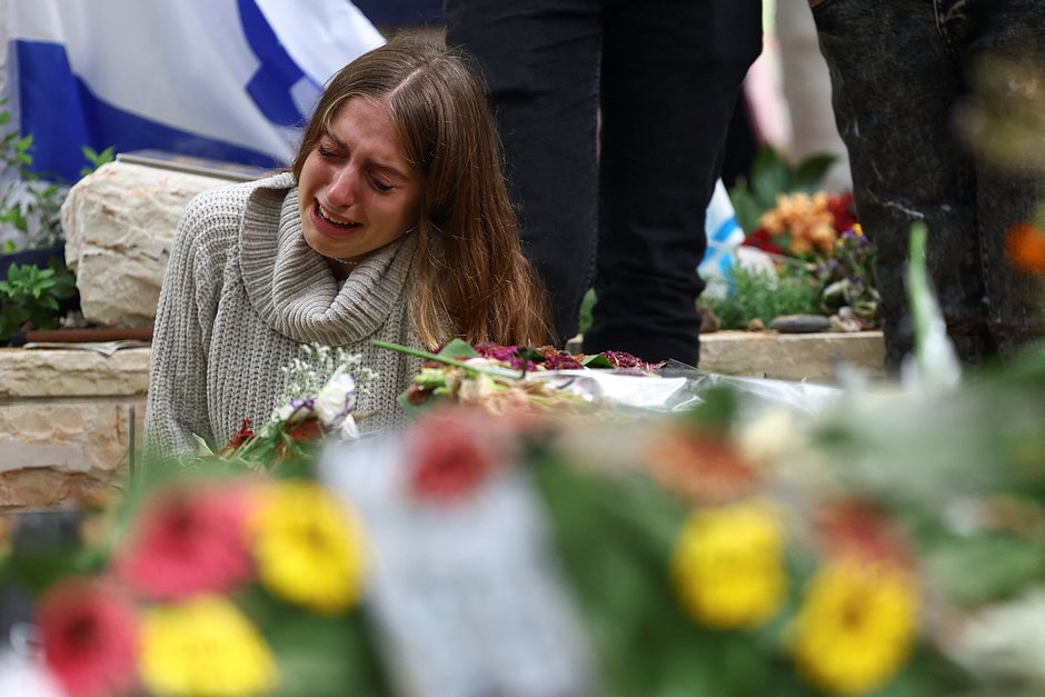 Женщина оплакивает 21-летнего капрала Двира Лишу, израильского солдата, убитого во время атаки боевиков ХАМАС. Национальное военное кладбище на северном склоне горы Герцля в Иерусалиме, 15 октября 2023 года