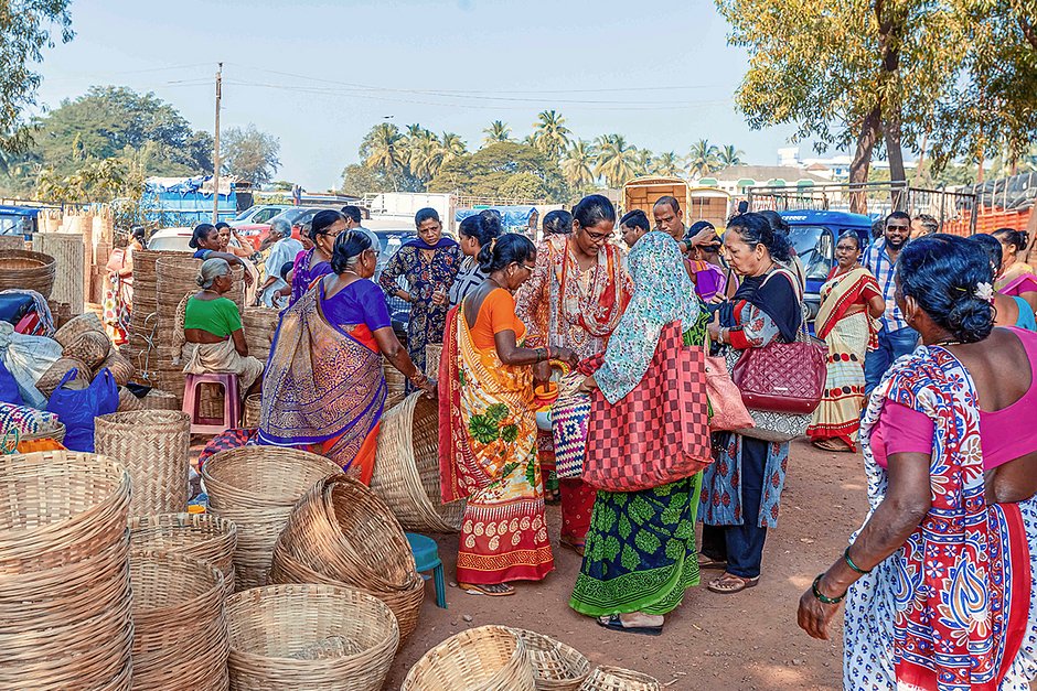 Индийские женщины в традиционных сари