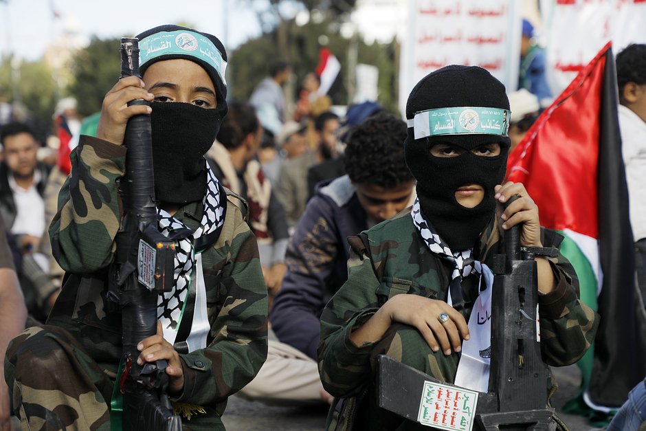 Йеменские дети в форме боевиков ХАМАС участвуют в митинге в поддержку палестинцев и осуждения израильских атак на мирных жителей в секторе Газа, Сана, Йемен, 14 октября 2023 года