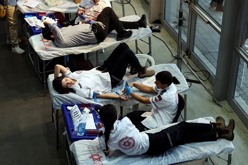 Израильтяне сдают кровь в рамках акции помощи после атаки ХАМАС, Иерусалим, 9 октября 2023 года