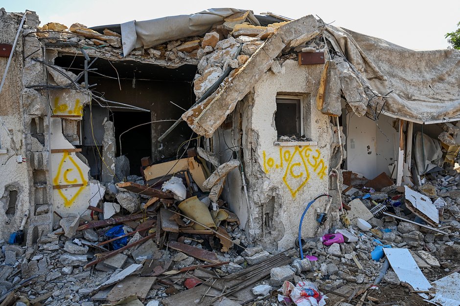 Вид на руины дома, подвергшегося нападению боевиков ХАМАС,  Кфар-Аза, Израиль, 10 октября 2023 года