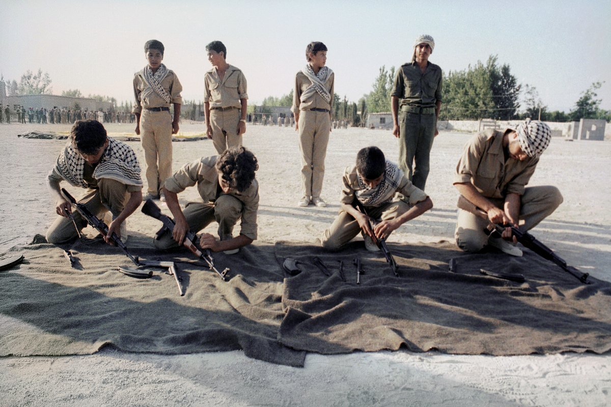Молодые палестинцы во время трехмесячного курса военной подготовки в лагере неподалеку от Дамаска, Сирия, 12 июля 1986 года