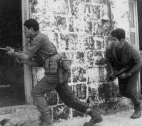 Биньямин Нетаньяху во время службы в элитных войсках Израиля, 1971 год
