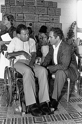 Биньямин Нетаньяху общается с раненным во время военной операции «Энтеббе» солдатом Сорином Гершко, 1986 год
