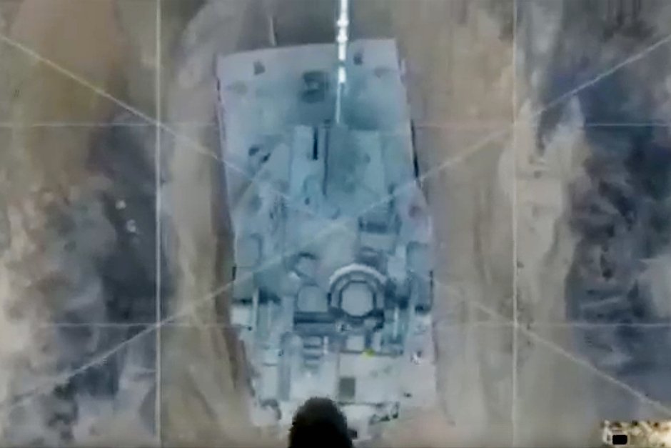 Дрон с гранатой над танком Merkava Mk. 4