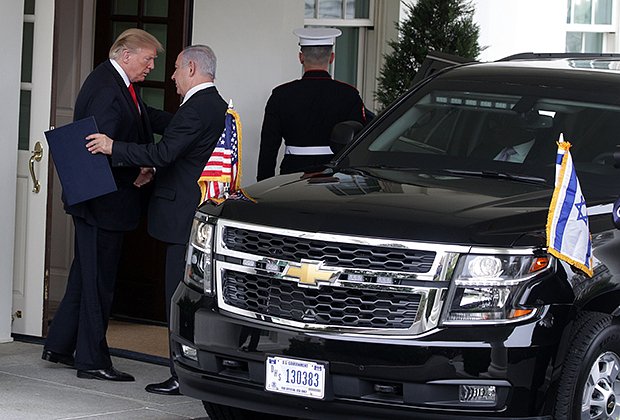 Экс-президент Дональд Трамп приветствует премьер-министра Израиля Биньямина Нетаньяху в Белом доме, 2019 год