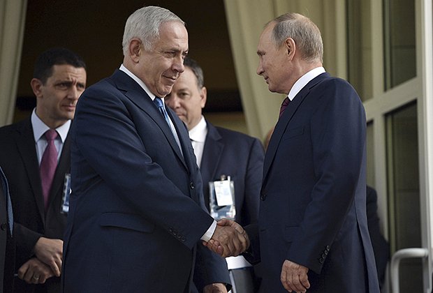 Президент России Владимир Путин пожимает руку премьер-министру Израиля Биньямину Нетаньяху во время встречи в Сочи, 2017 год