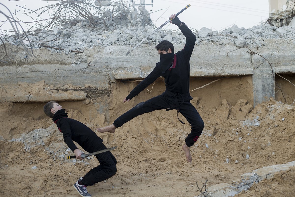 Палестинские подростки отрабатывают навыки боевых искусств у башен Аль-Нада на севере сектора Газа, 2 февраля 2016 года