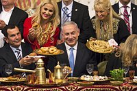 Премьера Израиля сравнивают с королями и обвиняют в роскошной жизни. Как живет семья Биньямина Нетаньяху?