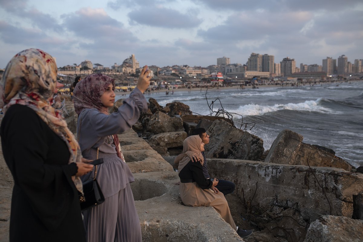 Палестинцы на берегу Средиземного моря в Газе в августе 2022 года