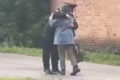 Россиянин в форме полицейского обнимал людей на улице и попал на видео