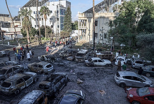 Разрушенные здания вокруг больницы Аль-Ахли в Газе