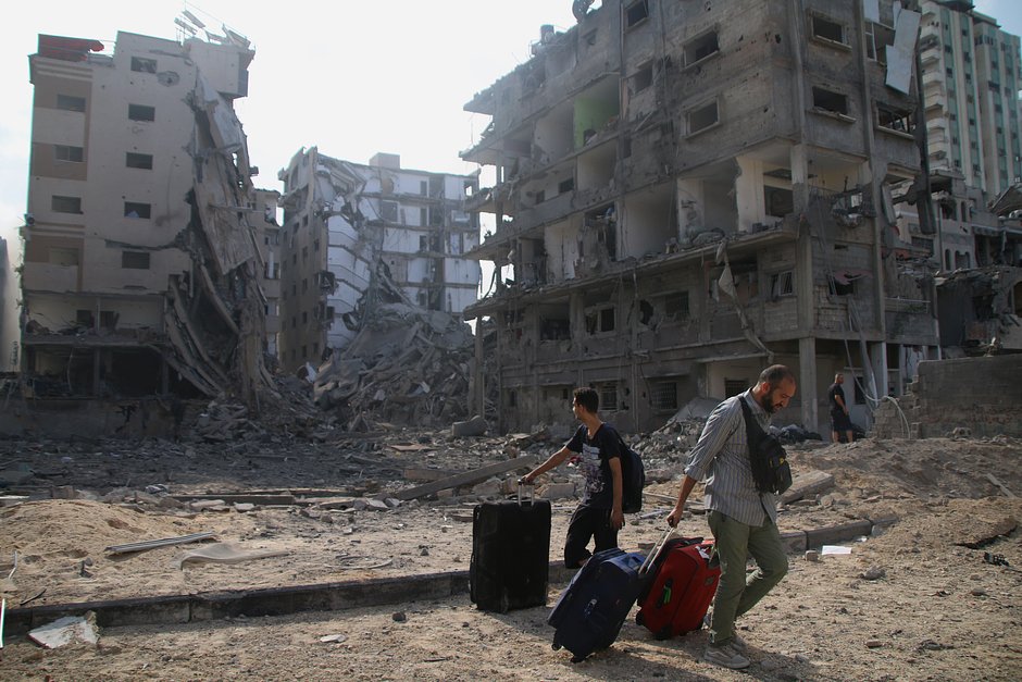 Палестинцы эвакуируются из своих домов, поврежденных в результате авиаударов Военно-воздушных сил Израиля, сектор Газа, 10 октября 2023 года