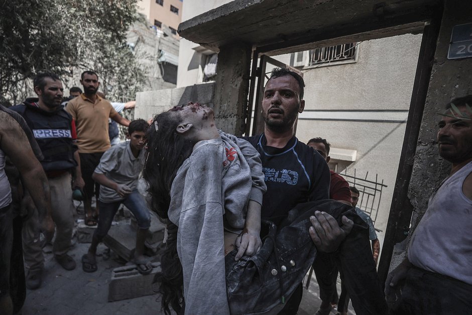 Работа поисково-спасательной группы в Газе после ударов Военно-воздушных сил Израиля, сектор Газа, 18 октября 2023 года