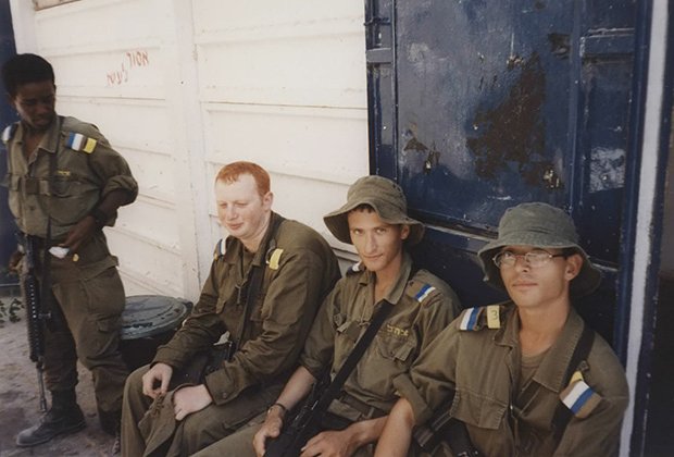 Равид Гор (второй справа) на службе в ЦАХАЛ