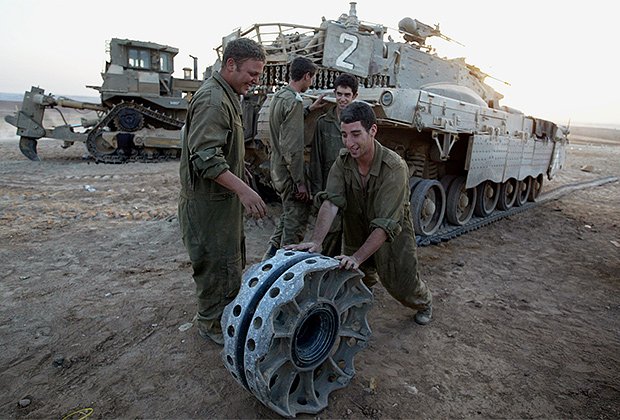 Солдаты ЦАХАЛ ремонтируют танк
