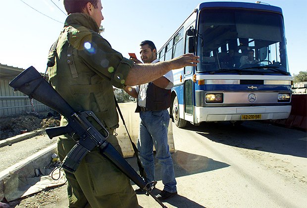 Автобус на военном блокпосте в Израиле