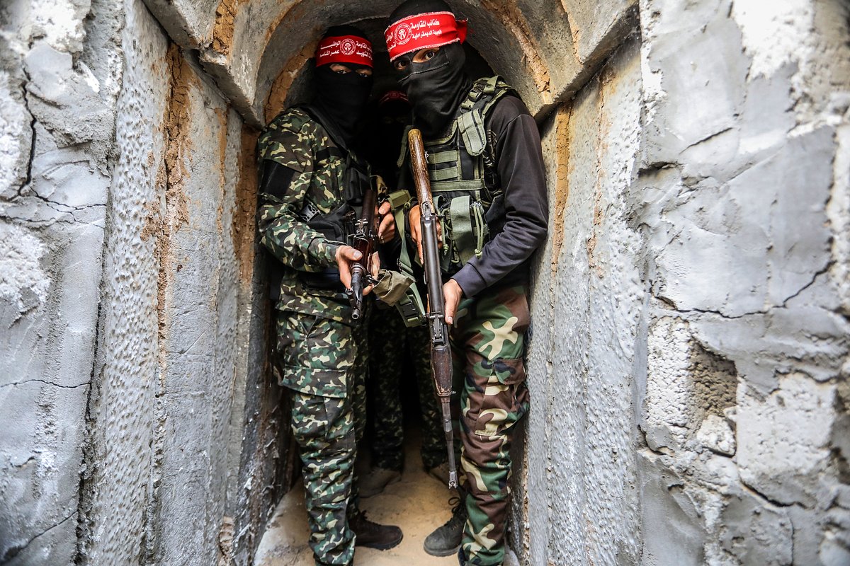 Бойцы Демократического фронта освобождения Палестины (ДФОП) идут по туннелю на юге сектора Газа, 19 мая 2023 года