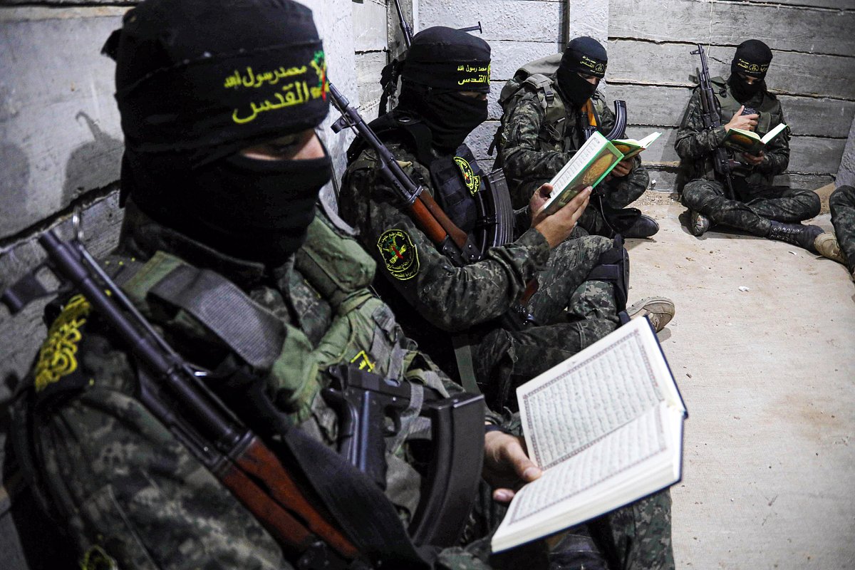 Члены «Бригад Аль-Кудс», вооруженного крыла движения «Исламский джихад» (террористическая организация, запрещена в России), читают Коран во время несения службы по охране туннелей на границе Газы и Израиля, 30 марта 2023 года