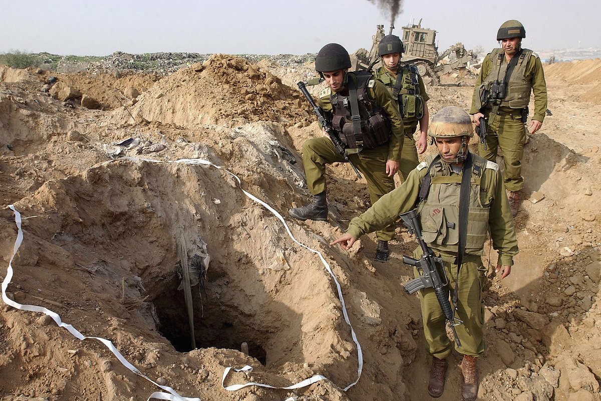 Израильские военные осматривают вход в палестинский туннель, который они обнаружили 10 декабря 2005 года возле израильского контрольно-пропускного пункта Эрез к северу от сектора Газа