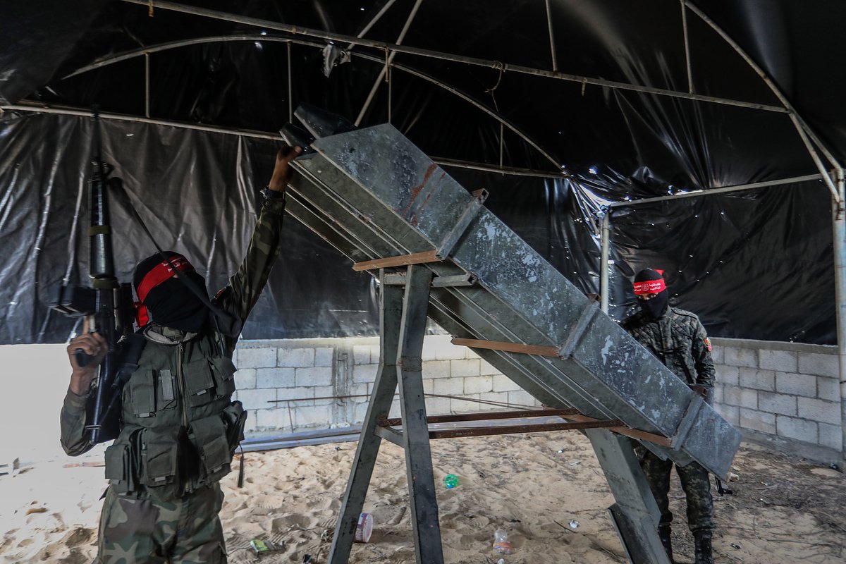 Солдаты Демократического фронта освобождения Палестины (ДФОП), палестинской политической и военизированной организации, готовят ракеты на границе сектора Газа с Израилем, 19 мая 2023 года