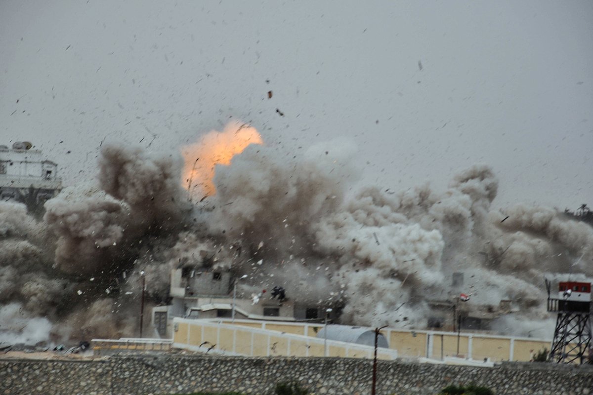 Вооруженные силы Египта взрывают четыре дома с помощью динамита в Рафахе из-за палестинских туннелей, проходящих под строениями, 15 марта 2014 года, Египет