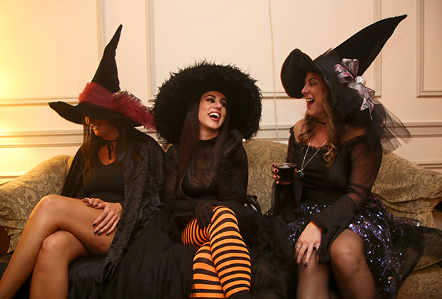Как легко сделать костюм на Хэллоуин из чёрного платья. Подойдёт для взрослого или ребёнка