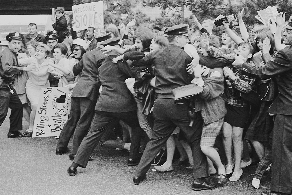 Полиция сдерживает фанатов The Rolling Stones в Нью-Йорке, 1964 год