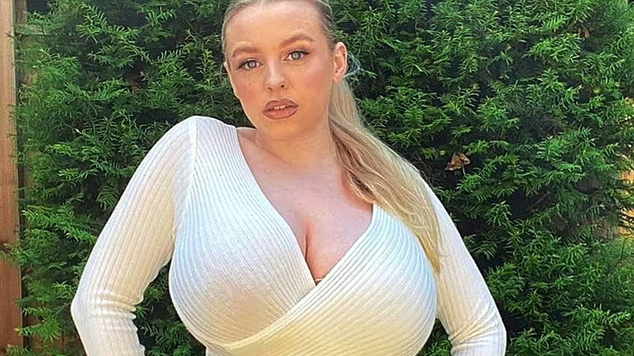 выпала сиська молодая Девушка уменьшила грудь из-за насмешек и снова столкнулась с хейтом: Люди:  Из жизни: Lenta.ru