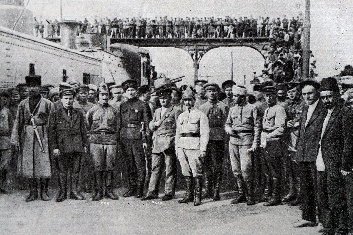 Микоян в окружении сподвижников на вокзале в Баку, май 1920 года 